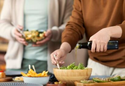 close-up-friends-cooking-together